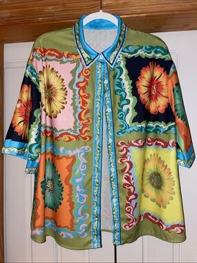 This is a light green vibrant colorful button down women’s linen blend Blouse XL